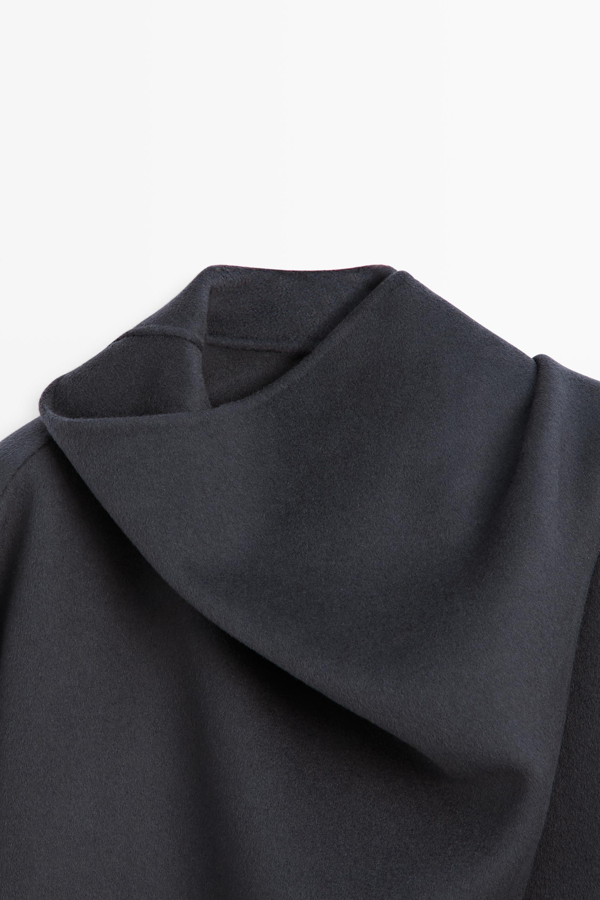 Manteau mi-long avec écharpe